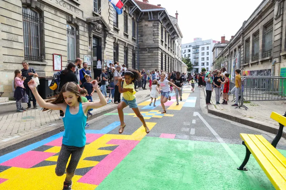 Image média: Rue aux enfants devant l’école Saturne pour plus de sécurité et de convivialité